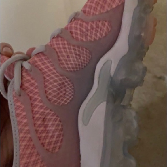 vapormax bleached coral